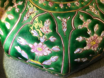 Une paire de bols couverts en porcelaine de Chine de style Bencharong pour le march&eacute; thai, 19&egrave;me